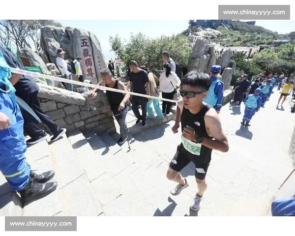 第 39 届泰山国际登山赛鸣枪 万余名选手竞速玉皇顶
